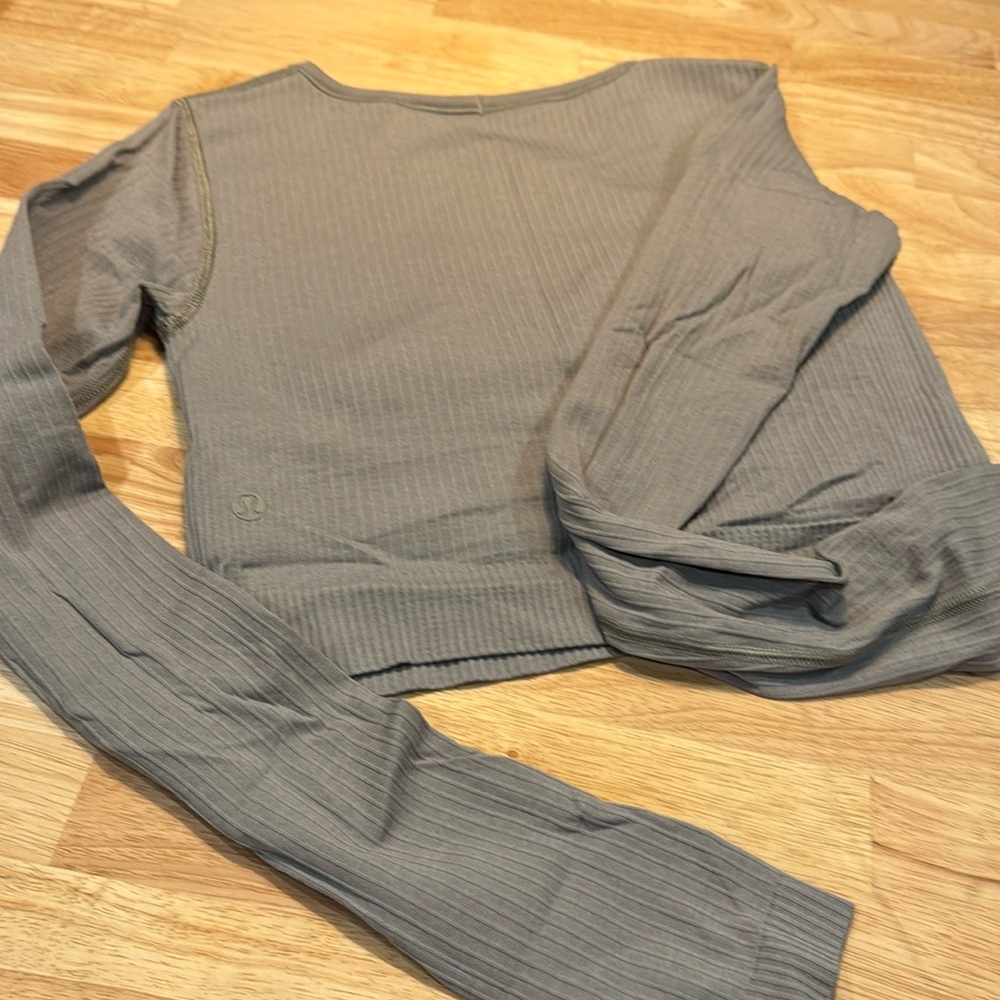 Lululemon cropped grey workout top